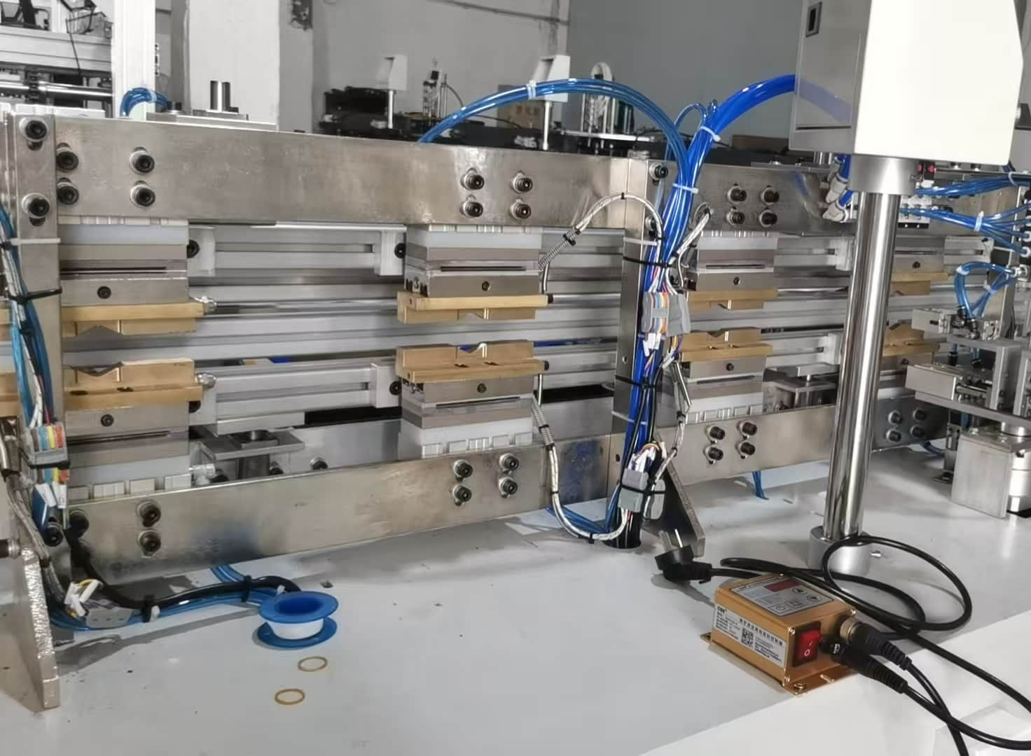 Máquina automática de inserción y sellado de boquillas para bolsas, paquetes con boquilla, soldadura