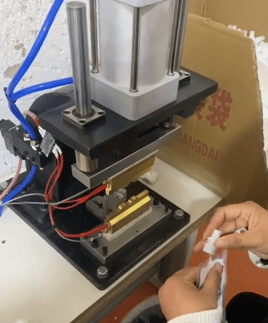 Máquina automática de inserción de picos: solución de alta eficiencia para el envasado de bolsas con Máquina automática de inserción de picos: solución de alta eficiencia para el envasado de bolsas con