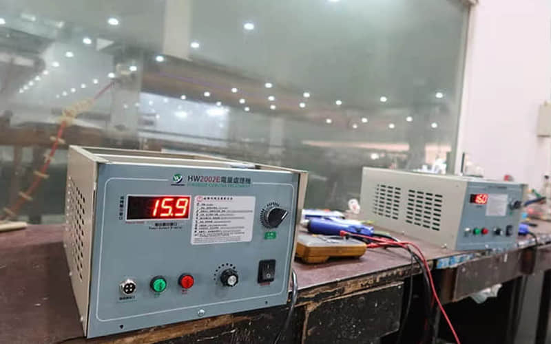 Sistema de tratamiento corona de alto rendimiento para películas plásticas y aplicaciones industrial