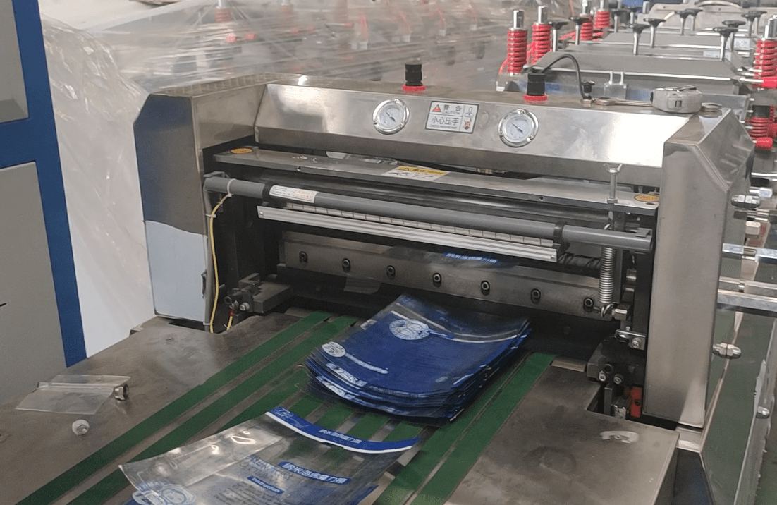 Máquina para fabricar bolsas con sellado de cuatro lados, de alta velocidad y alta calidad Máquina para fabricar bolsas con sellado de cuatro lados, de alta velocidad y alta calidad