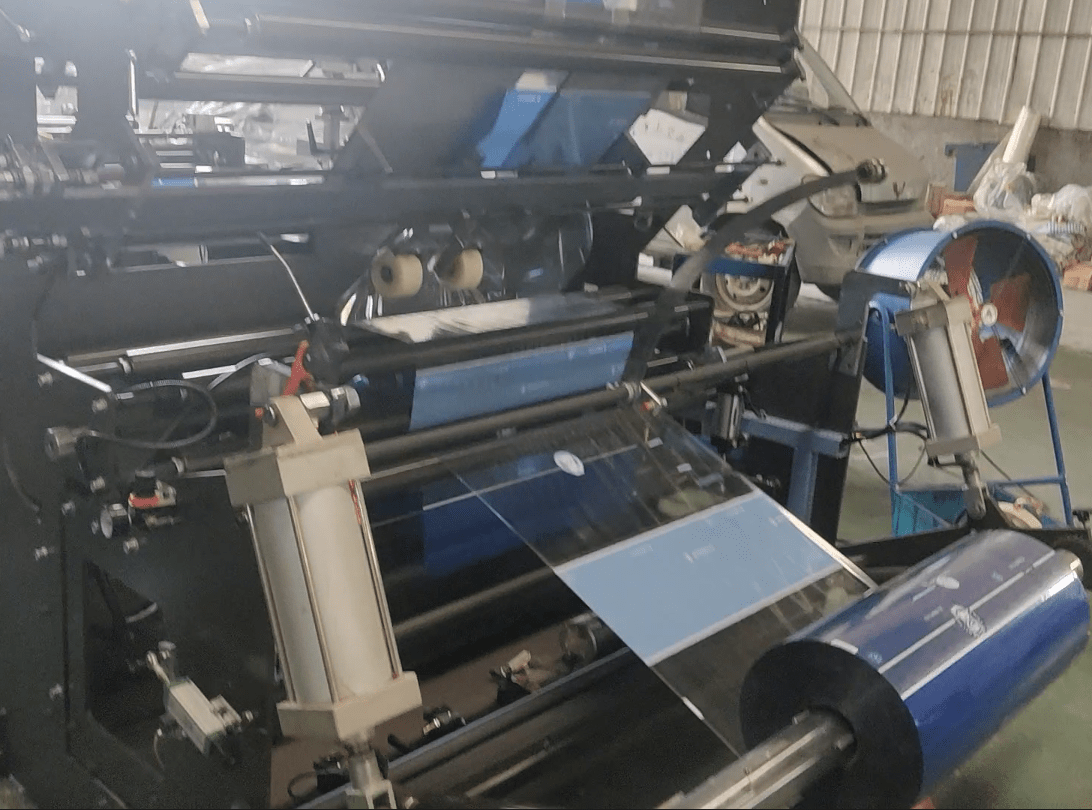 Máquina para fabricar bolsas con sellado de cuatro lados, de alta velocidad y alta calidad Máquina para fabricar bolsas con sellado de cuatro lados, de alta velocidad y alta calidad