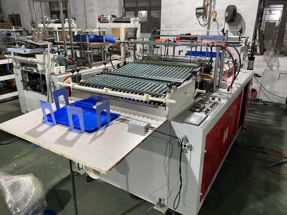 Máquina para fabricar fundas desechables de plástico PE para botas, tamaño 38-45, impermeables Máquina para fabricar fundas desechables de plástico PE para botas, tamaño 38-45, impermeables