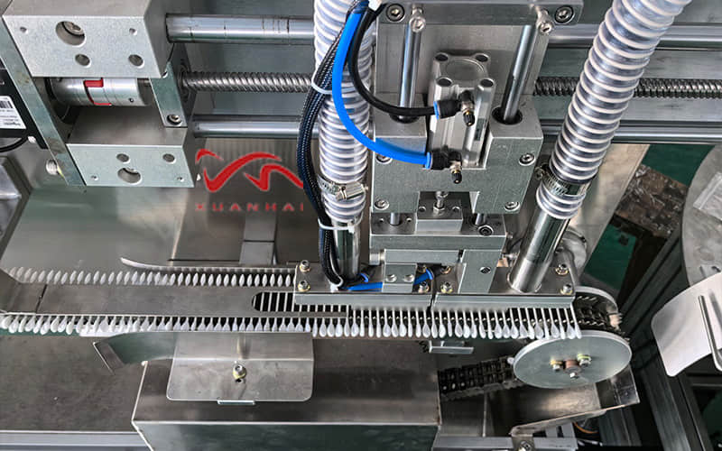 Máquina integrada para la fabricación y el envasado de bastoncillos de algodón